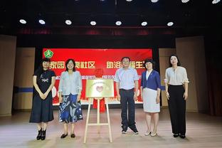 三分大战击败约内斯库！库里赛后穿上金腰带和妻子阿耶莎甜美合影